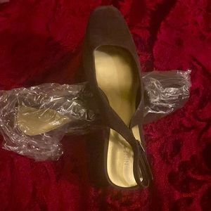 Insoulo cafe Noir suede pump